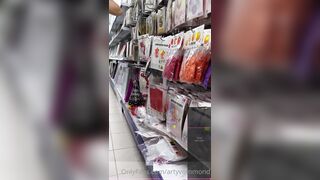 Arty ha un Orgasmo in pubblico mentre fa shopping indossando un vibratore