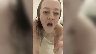 ????????Kitty smokes and shows you all of her (natural)in the bath????????