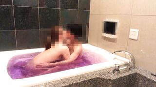 【素人カップル動画】入浴中に彼女の乳首を弄っていたら興奮してフェラチオをしてくる