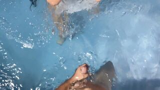 MY GIRLFRIEND GIVES ME A SUPER BLOWJOB UNDER THE WATER UNTIL I CUM IN HER MOUTH