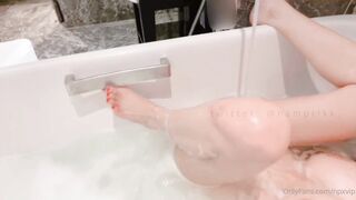 Super hot wife naked her huge boobs wash her shaved pussy in the bathtub