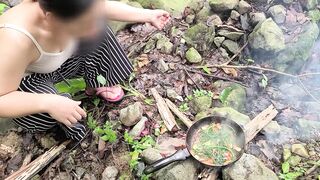 Pinay Cooking Wild Ferns and Sex in the Riverside - Viral Single Mom Outdoor